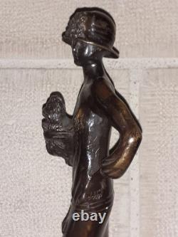 Elegant woman bronze statuette with little dog, 1920s Art Deco style, Roaring Twenties