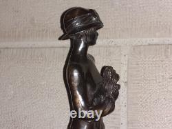 Elegant woman bronze statuette with little dog, 1920s Art Deco style, Roaring Twenties
