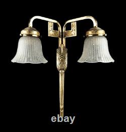 Great Art Deco wall lamp, superb shape, high quality vintage bronze from France 1930s.