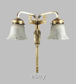 Great Art Deco wall lamp, superb shape, high quality vintage bronze from France 1930s.