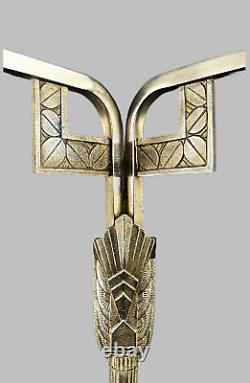 Great Art Deco wall lamp, superb shape, high quality vintage bronze from France 1930s.