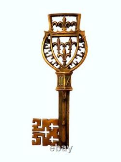 Patinated bronze keychain with 4 hooks Max LE VERRIER (1891-1973) - Louis XII