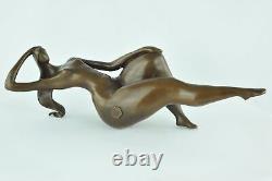 Sculpture of a Sexy Dancer in Pin-up Style Art Deco and Art Nouveau Bronze.