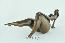 Sculpture of a Sexy Dancer in Pin-up Style Art Deco and Art Nouveau Bronze.