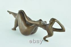 Sculpture of a Sexy Dancer in Pin-up Style Art Deco and Art Nouveau Bronze.