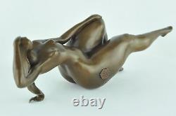 Sculpture of a Sexy Dancer in Pin-up Style Art Deco and Art Nouveau Bronze.