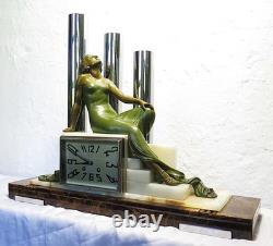 Splendid Art Deco bronze, chrome, and onyx clock
<br/>