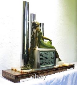 Splendid Art Deco bronze, chrome, and onyx clock  <br/>
