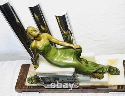 Splendid Art Deco bronze, chrome, and onyx clock	
<br/> 
