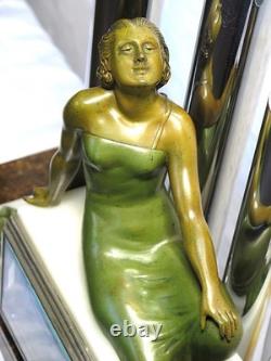 Splendid Art Deco bronze, chrome, and onyx clock
<br/> 