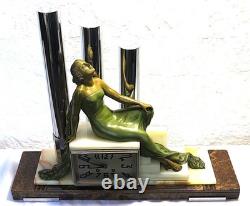 Splendid Art Deco bronze, chrome, and onyx clock


 
<br/>