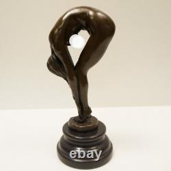 Statue Sculpture of a Sexy Pin-Up Dancer in Art Deco / Art Nouveau Style, Bronze
<br/>
