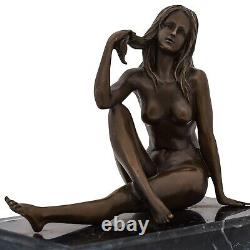 Statuette of a nude woman in ancient/Art Deco style Bronze sculpture