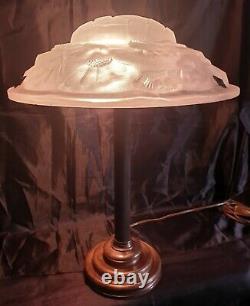 Very Beautiful Bronze Lamp Where Art-deco Laiton In Moulded Glass