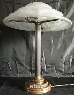 Very Beautiful Bronze Lamp Where Art-deco Laiton In Moulded Glass