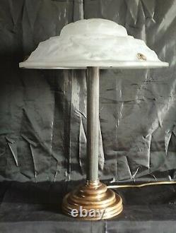 Very Beautiful Bronze Lamp Where Art-deco Laiton In Moulded Glass