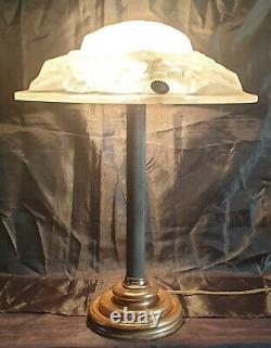 Very Beautiful Bronze Lamp Where Art-deco Laiton In Moulded Glass