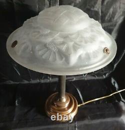 Very Beautiful Bronze Lamp Where Art-deco Laiton In Moulded Glass