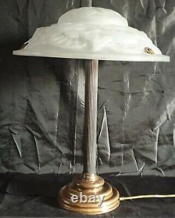 Very Beautiful Bronze Lamp Where Art-deco Laiton In Moulded Glass