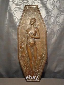 Ancienne plaque en bronze sculpture art deco 1930 femme peintre érotique 47cm