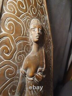 Ancienne plaque en bronze sculpture art deco 1930 femme peintre érotique 47cm