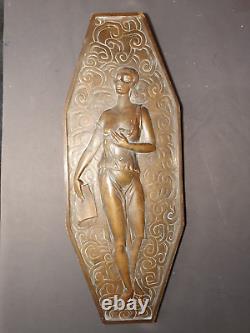 Ancienne plaque en bronze sculpture art deco 1930 femme peintre érotique 47cm