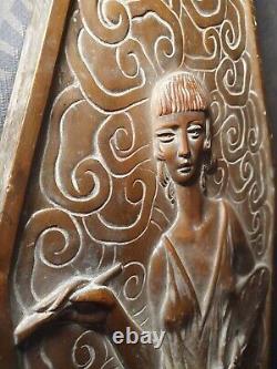 Ancienne plaque en bronze sculpture art deco 1930 femme peintre érotique 47cm