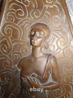 Ancienne plaque en bronze sculpture art deco 1930 femme peintre érotique 47cm