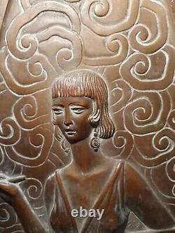 Ancienne plaque en bronze sculpture art deco 1930 femme peintre érotique 47cm