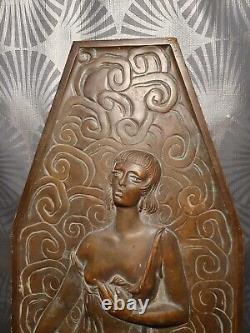 Ancienne plaque en bronze sculpture art deco 1930 femme peintre érotique 47cm