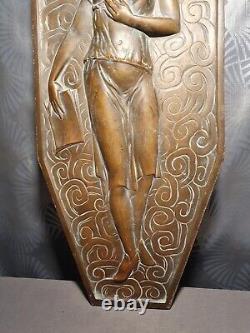 Ancienne plaque en bronze sculpture art deco 1930 femme peintre érotique 47cm