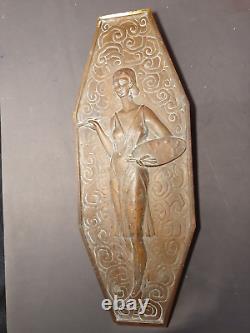 Ancienne plaque en bronze sculpture art deco 1930 femme peintre érotique 47cm