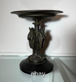 Antique Coupe Art Dèco en bronze ornée d'un marabout africain tenant un serpent