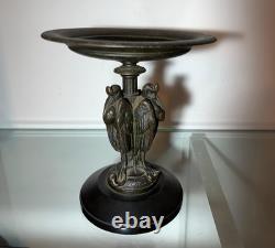 Antique Coupe Art Dèco en bronze ornée d'un marabout africain tenant un serpent