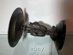 Antique Coupe Art Dèco en bronze ornée d'un marabout africain tenant un serpent