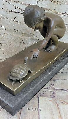 Art Déco Chair Bébé Fille à Jouer Avec Tortue Bronze Sculpture Figurine
