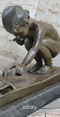 Art Déco Chair Bébé Fille à Jouer Avec Tortue Bronze Sculpture Figurine