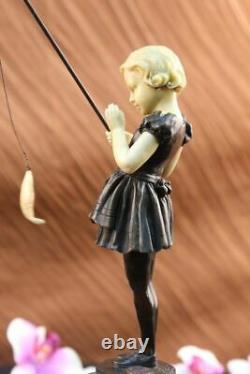 Art Déco Fonte Fishing Jeune Fille Bronze Sculpture Faux OS Ouvre'Lost' Cire
