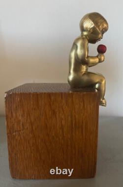 Beau Bronze Art Déco signé Bizette fillette nue mangeant une pomme + socle