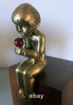 Beau Bronze Art Déco signé Bizette fillette nue mangeant une pomme + socle
