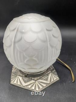 Belle lampe veilleuse art déco 1930 globe verre moulé et base en bronze