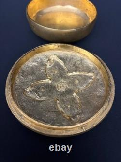 Boîte circulaire en bronze doré signée Édouard Rambaud, Paris