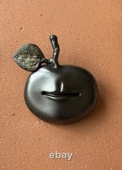 Broche art déco Pomme bouche, Claude Lalanne, 1999