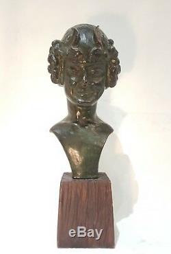 Buste de jeune nymphe. Bronze Art Déco à belle patine verte signé Schmitt