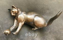 Charmant petit bronze art deco chat a la balle