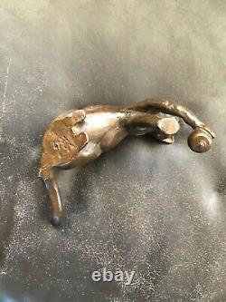 Charmant petit bronze art deco chat a la balle