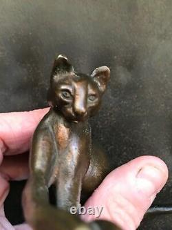 Charmant petit bronze art deco chat a la balle