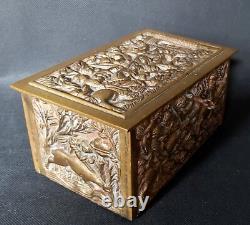 Coffret en bronze Boîte à bijoux Décor toute face thème CHASSE à COURRE