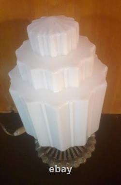 ELEGANTE LAMPE ART DECO MODERNISTE 1930 SKYSCRAPER BUILDING BRONZE et OPALINE