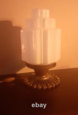 ELEGANTE LAMPE ART DECO MODERNISTE 1930 SKYSCRAPER BUILDING BRONZE et OPALINE